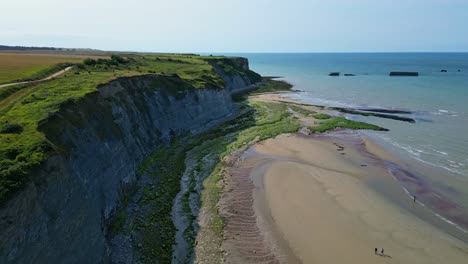 movimiento aéreo ascendente después de la línea costera del asentamiento arromanches-les-bains, normandía, francia