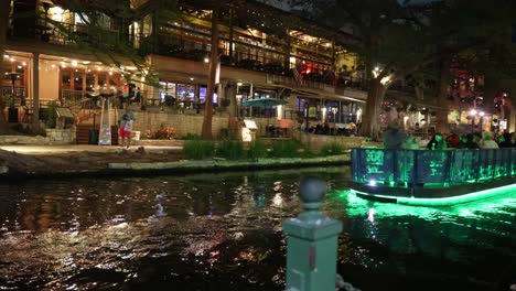 San-Antonio,-Texas-riverwalk-at-night-with-Timelapse-video