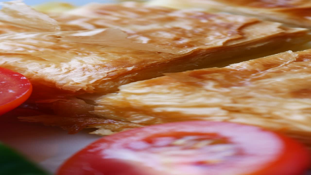 토마토 와 함께 그리스 치즈 페이스트리 의 클로즈업