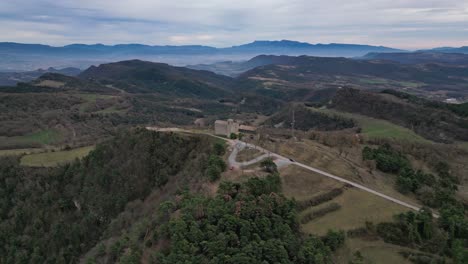 Kirche-Sant-Pere-De-Casserres-Inmitten-üppiger-Hügel-Und-Berge-In-Barcelona,-Spanien,-Luftaufnahme