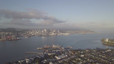 Droneshot-Volando-Lejos-De-Auckland-Cbd-Y-Mostrar-El-área-De-Residencia