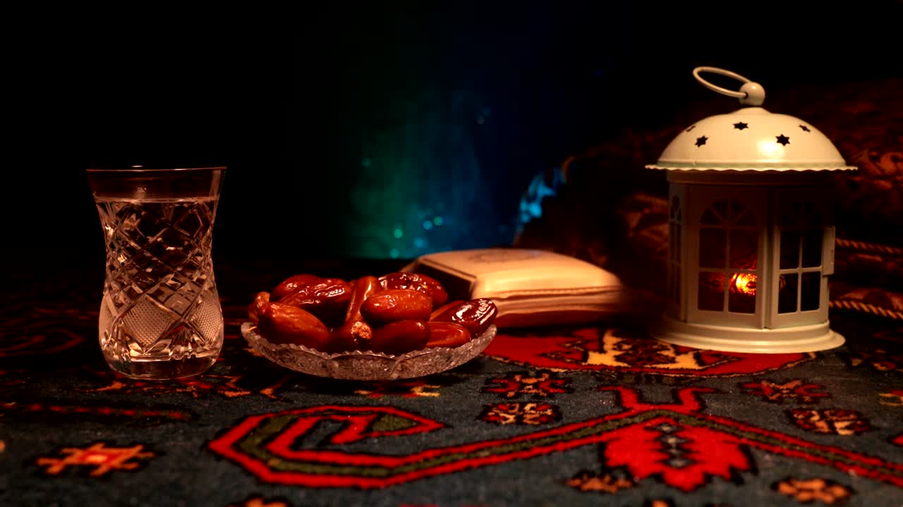 이프타르는 저녁 식사입니다. 장식의 슬라이더 뷰 라마단 카림 휴일 축제 축하 카드, 무슬림의 거룩한 달 라마단의 카림에 대한 초대. 어두운 배경. 선택적 초점