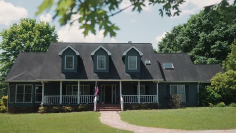 Traditional-North-American-USA-farm-house-style-for-off-grid-rural-countryside-lifestyle