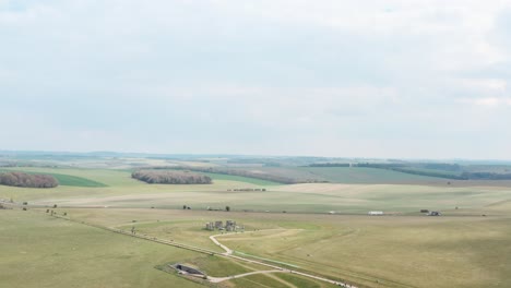 Weit-Aufsteigende,-Kreisende-Drohnenaufnahme-Von-Stonehenge-In-Der-Nähe-Der-Autobahn-A303-In-Großbritannien