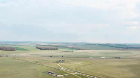 широкоугольный кружащий беспилотник снимает стоунхендж рядом с шоссе a303 великобритания