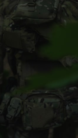 soldado en el bosque