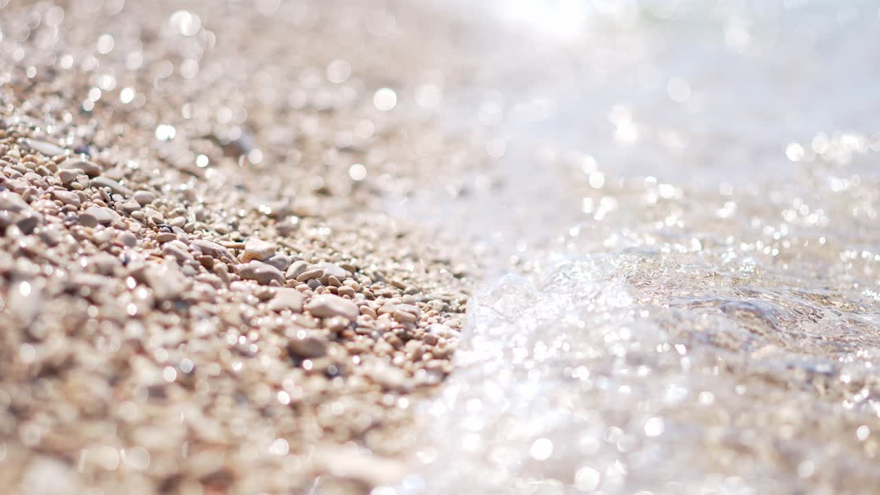Onde delicate che lambiscono una spiaggia di ciottoli scintillanti