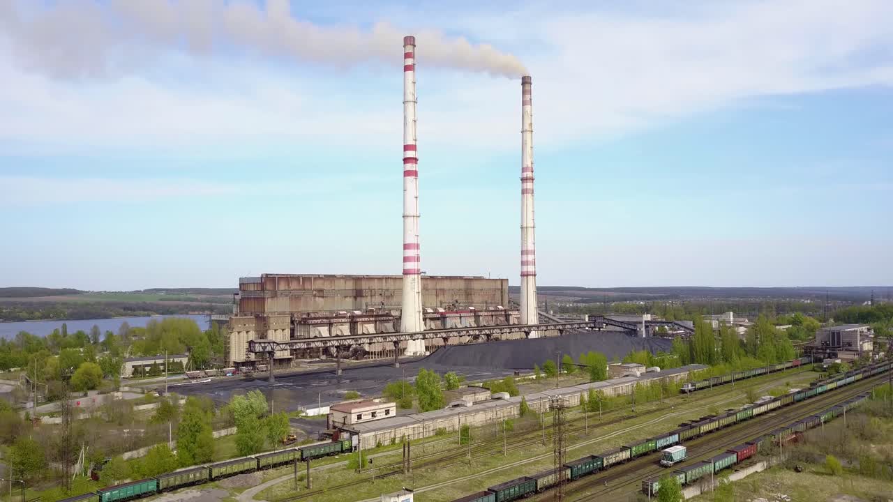 Промышленная электростанция с дымовой трубой. Аэросъемка угольной электростанции.