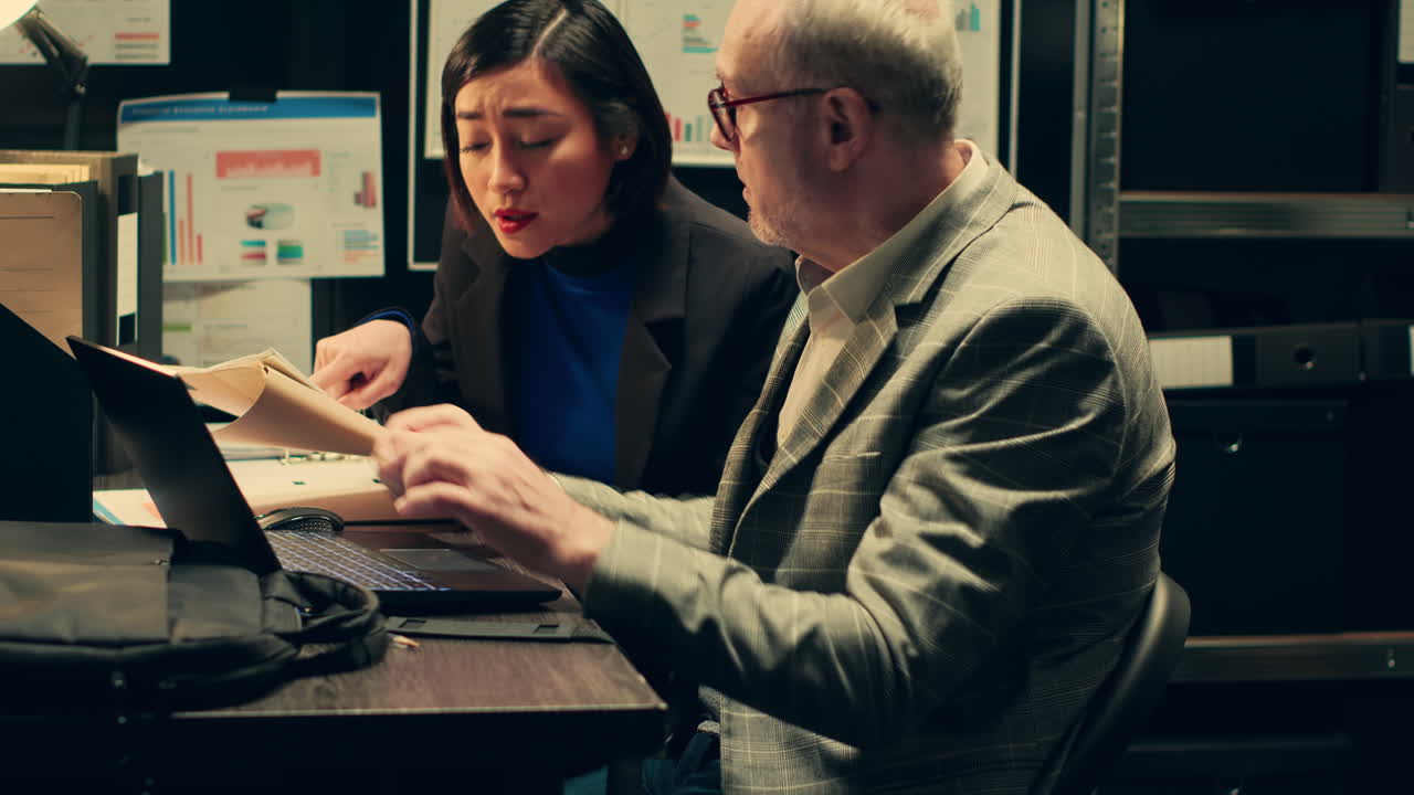 수사관들은 보관된 오래된 사건에 연루된 용의자의 배경을 조사합니다.