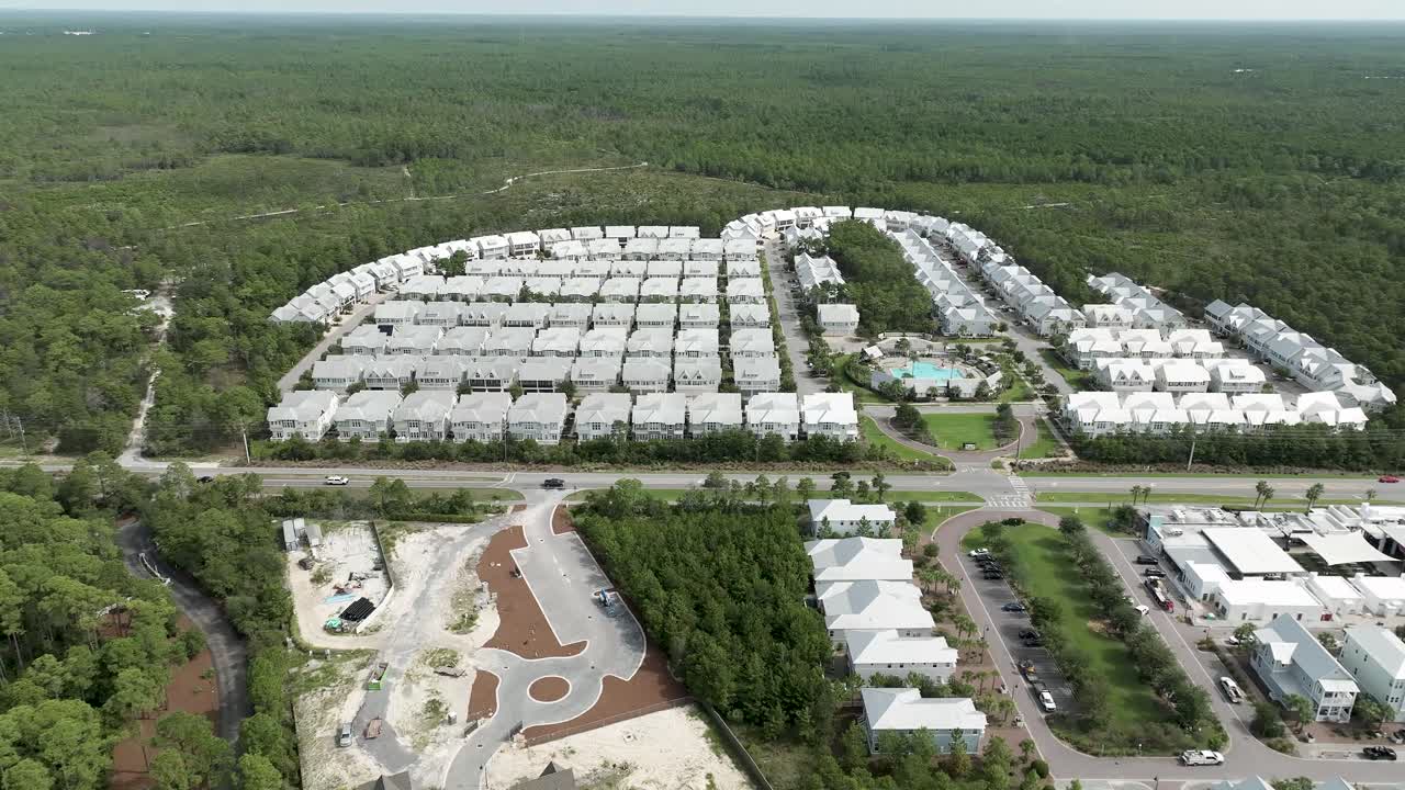 넓은 시야와 느린 슬라이드는 앞에 도로와 교차 거리에 있는 30a 집에 보이는 오른쪽 움직임입니다.