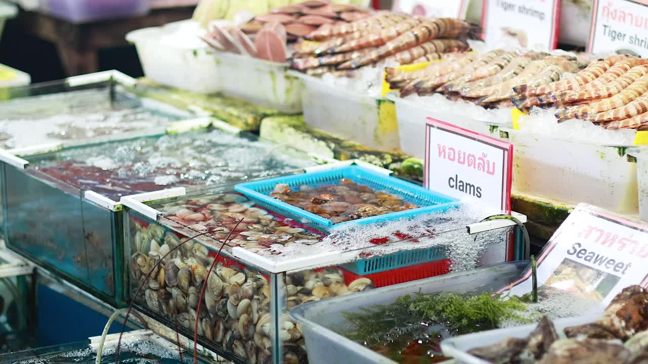 mercado de mariscos frescos con almejas y camarones