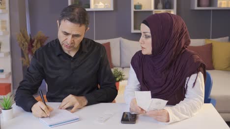 Muslimisches-Paar,-Das-Versucht,-Rechnungen-Und-Bankschulden-Zu-Bezahlen.