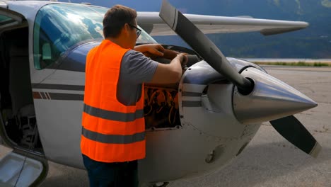 ingeniero de mantenimiento de motores de aviones 4k