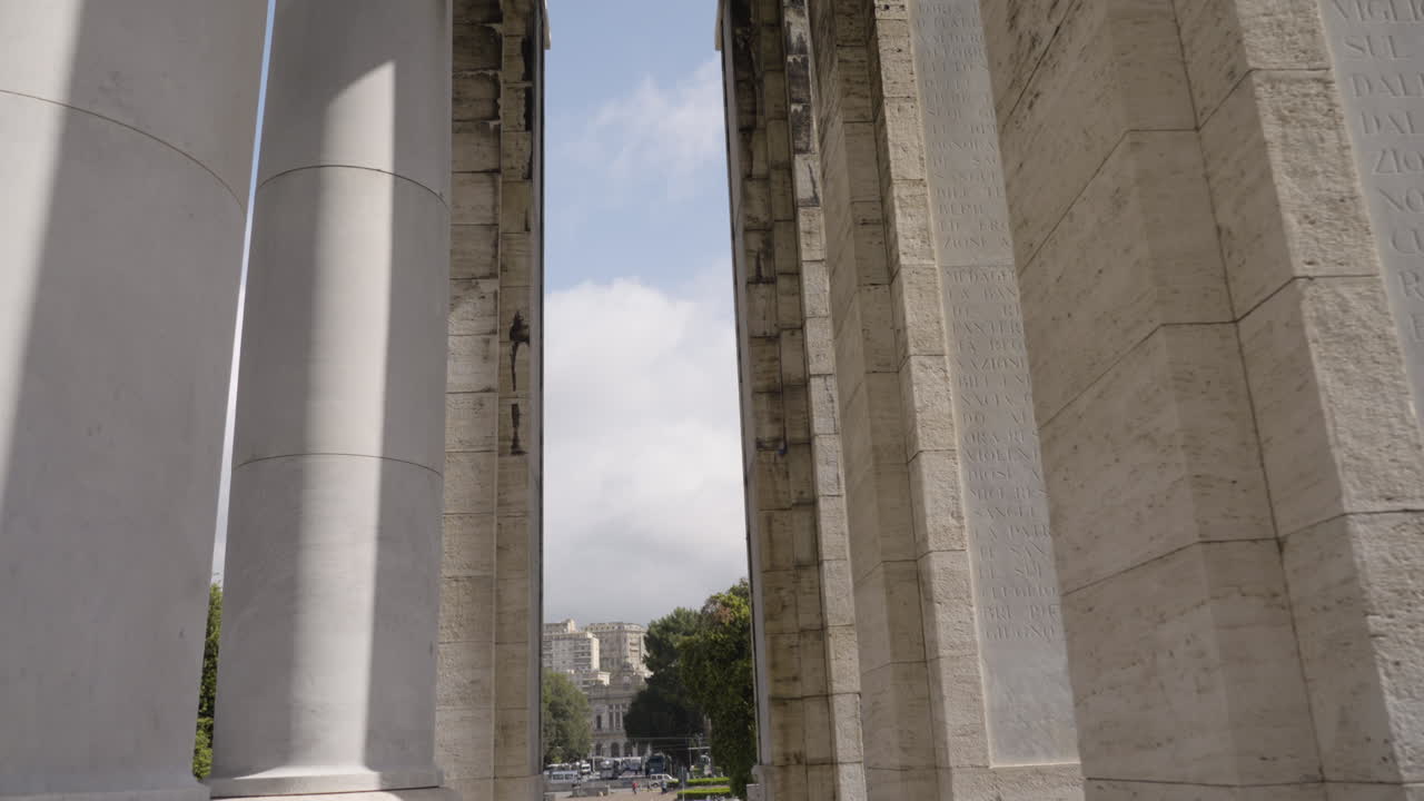 columnas blancas masivas en el centro de génova, vista inclinada de la cámara