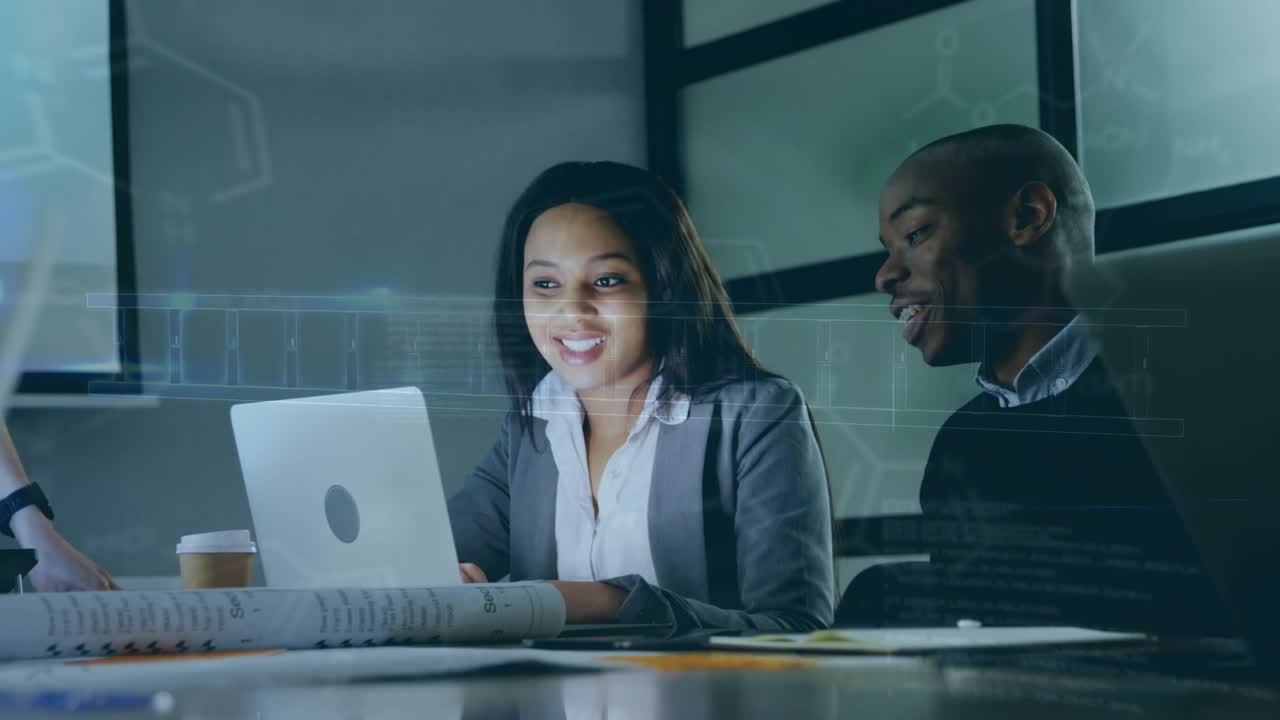 Animazione di dati scientifici su colleghi e colleghe di diversa provenienza che utilizzano un laptop