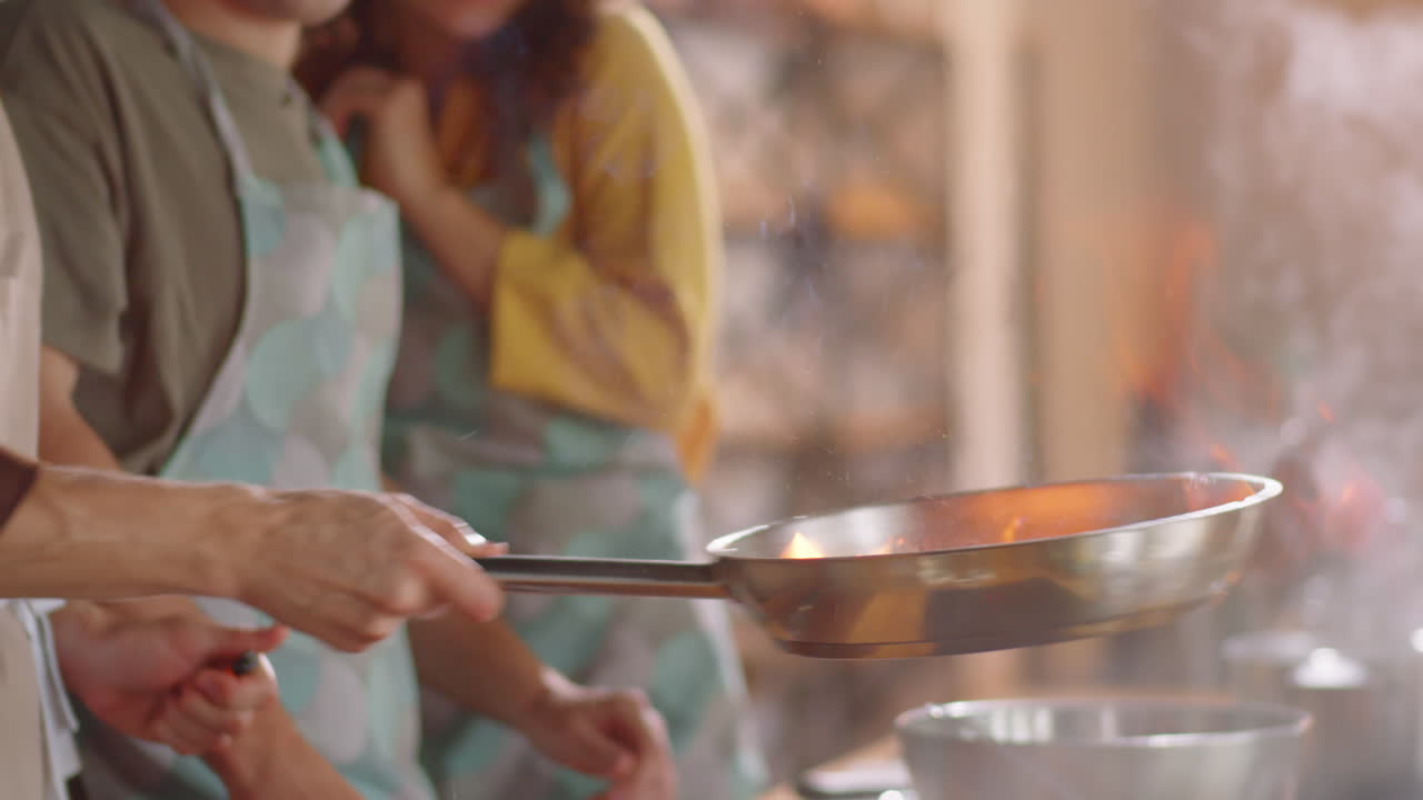 요리 마스터 클래스 중 플람베 요리를 하는 셰프