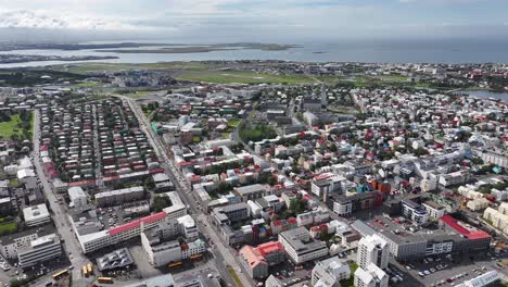 centro de la ciudad de reykjavik, islandia, vista aérea de edificios, iglesia, aeropuerto local y calles en un día soleado, disparo de dron 60 fps
