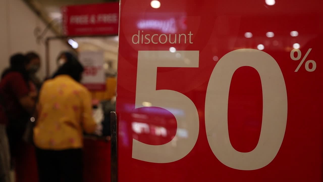 쇼핑 사람들 배경으로 판매 50% 할인 기호