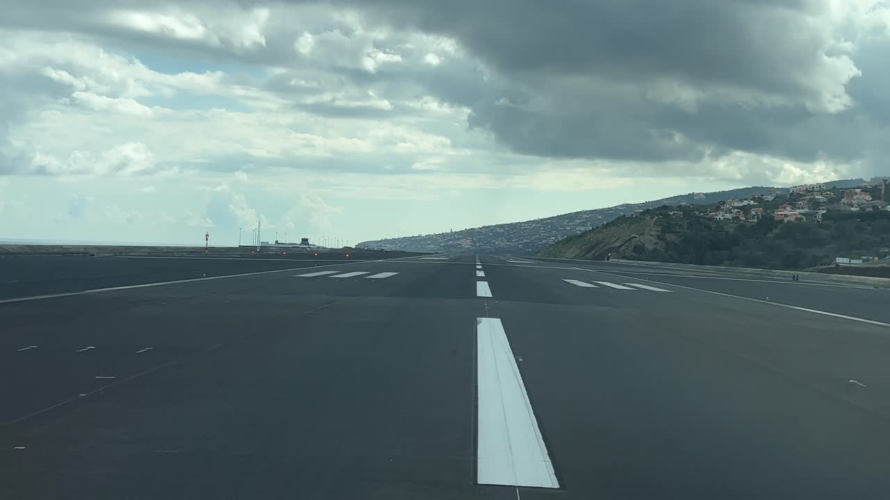un rollo de despegue inicial en tiempo real visto por los pilotos desde el aeropuerto de funchal, isla de madeira, portugal