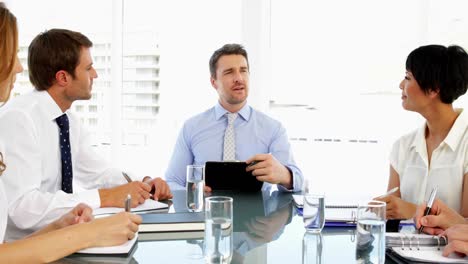 gente de negocios discutiendo juntos durante la reunión