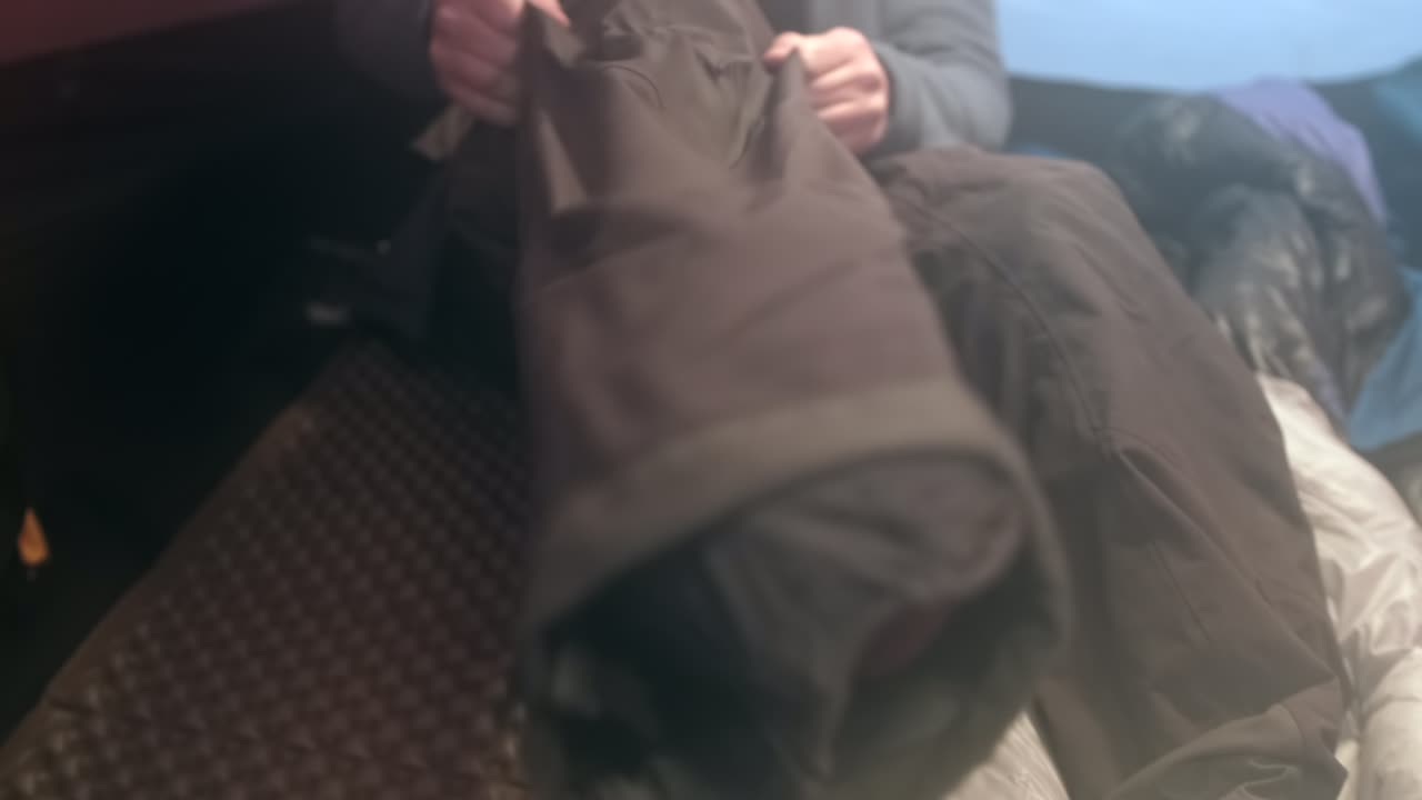 텐트 에 있는 소녀 가 등반 하기 전 에 막 바지를 입는다