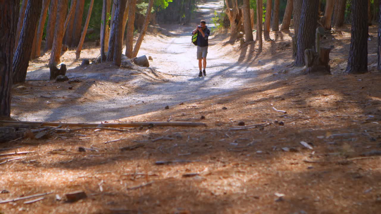 ⁇ 은 날에 카메라로 사진을 찍는 남자 4k