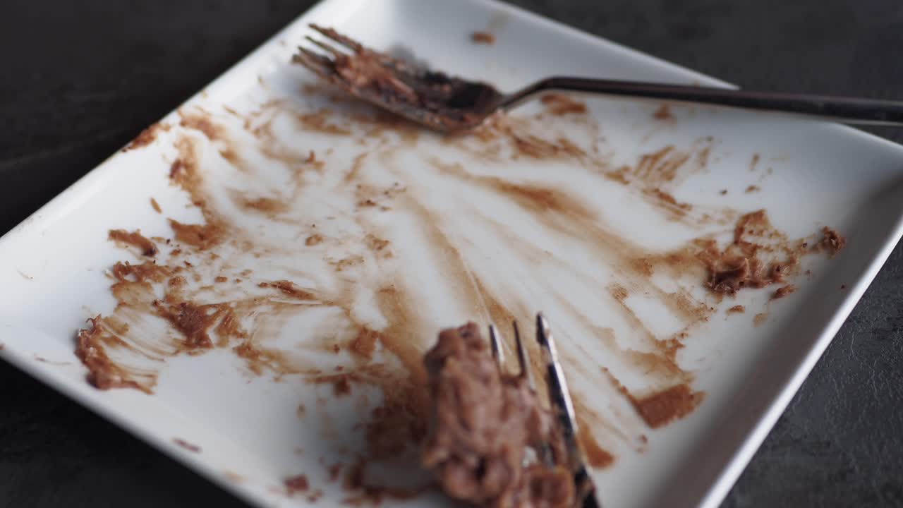 초콜릿 디저트 얼룩이 있는 빈 접시