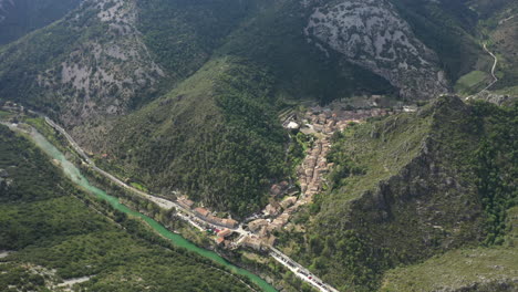 Saint-Guilhem-le-Désert-Luftaufnahme-Fluss-Herault-Mittelalterliches-Dorf-Frankreich