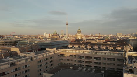 Antenne:-Tief-über-Berlin-Central,-Mitte-Mit-Blick-Auf-Den-Alexanderplatz-Fernsehturm-An-Einem-Schönen-Sonnigen-Tag