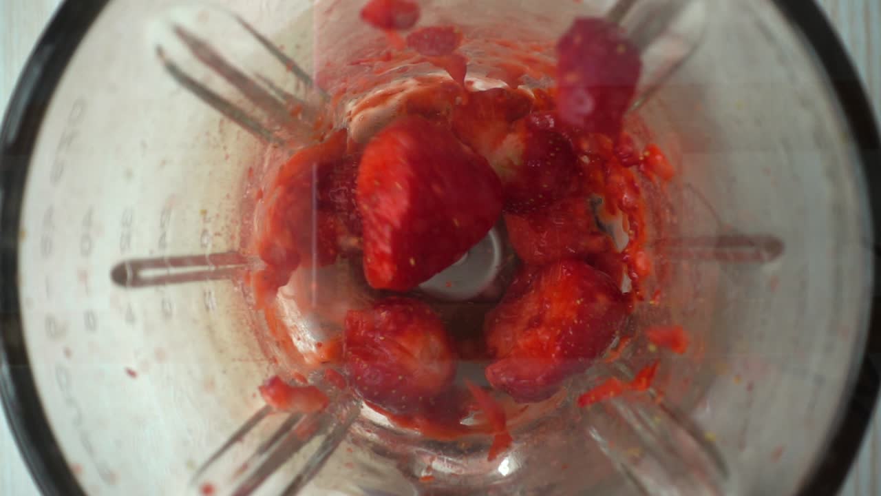 Preparazione di fragole nel frullatore. Movimento rallentato