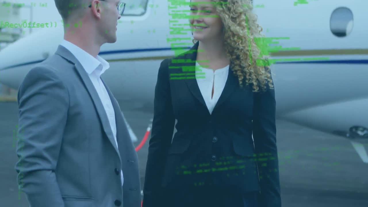 Elaborazione dati su sfondo di un uomo d'affari e una donna d'affari caucasici che parlano sulla pista dell'aeroporto.