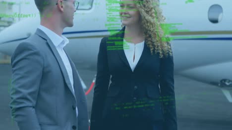 procesamiento de datos sobre hombre de negocios caucásico y mujer de negocios hablando en la pista del aeropuerto