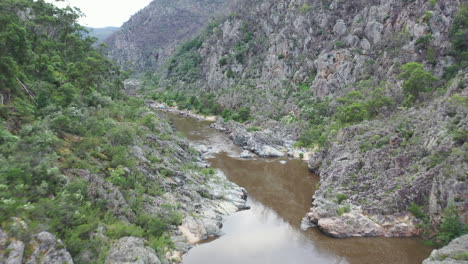 vuelo aéreo bajo por el escarpado cañón del río hasta el campamento a la orilla del río