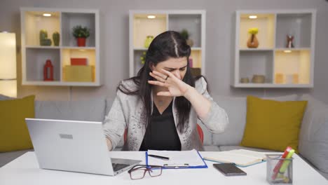 La-Mujer-Trabajadora-De-Oficina-En-Casa-Está-Enferma-Y-Tosiendo.