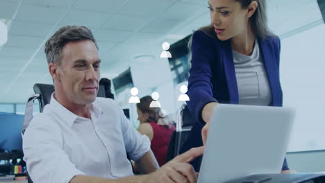 mujer de negocios apuntando a la pantalla de la computadora portátil, animación de trabajo en equipo sobre los trabajadores de la oficina