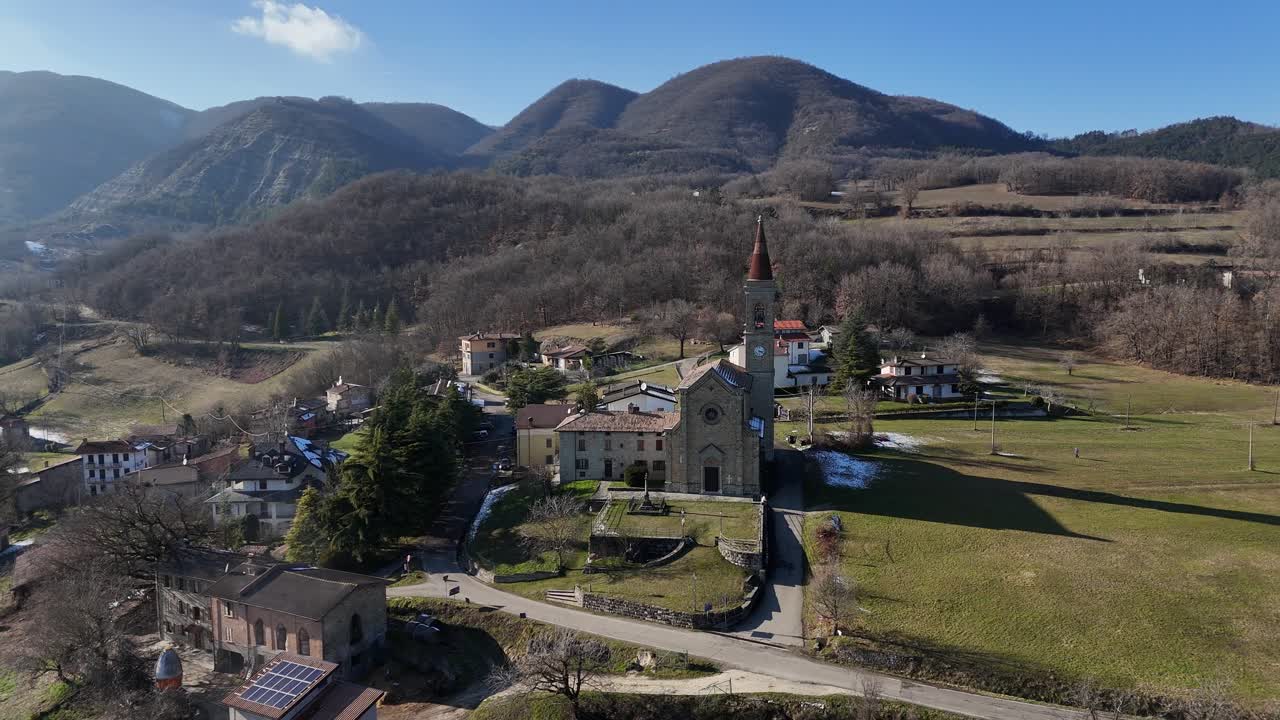 Santi Salvatore e Gallo Parrish em Rabbini, Morfasso, PC, Itália: vila charmosa localizada na pitoresca área de Rabbini, em Morfasso, Itália, exibindo colinas onduladas e paisagens rurais