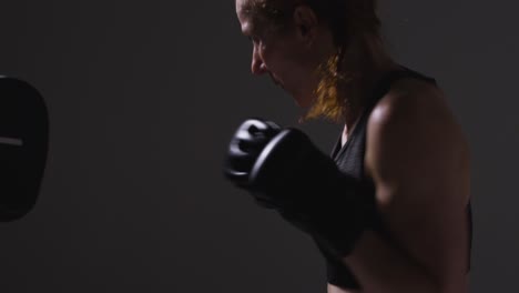 Nahaufnahme-Einer-Studioaufnahme-Von-Zwei-Reifen-Frauen-In-Fitnesskleidung,-Die-Gemeinsam-Boxen-Und-Sparring-Trainieren-1