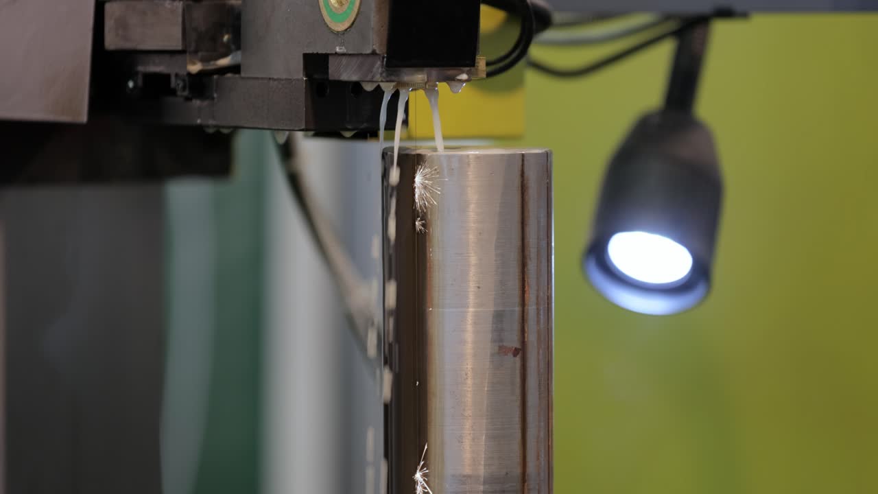 máquina cnc edm mientras corta las piezas de trabajo de muestra. corte de metal tecnología de procesamiento moderno haciendo detalles industriales.