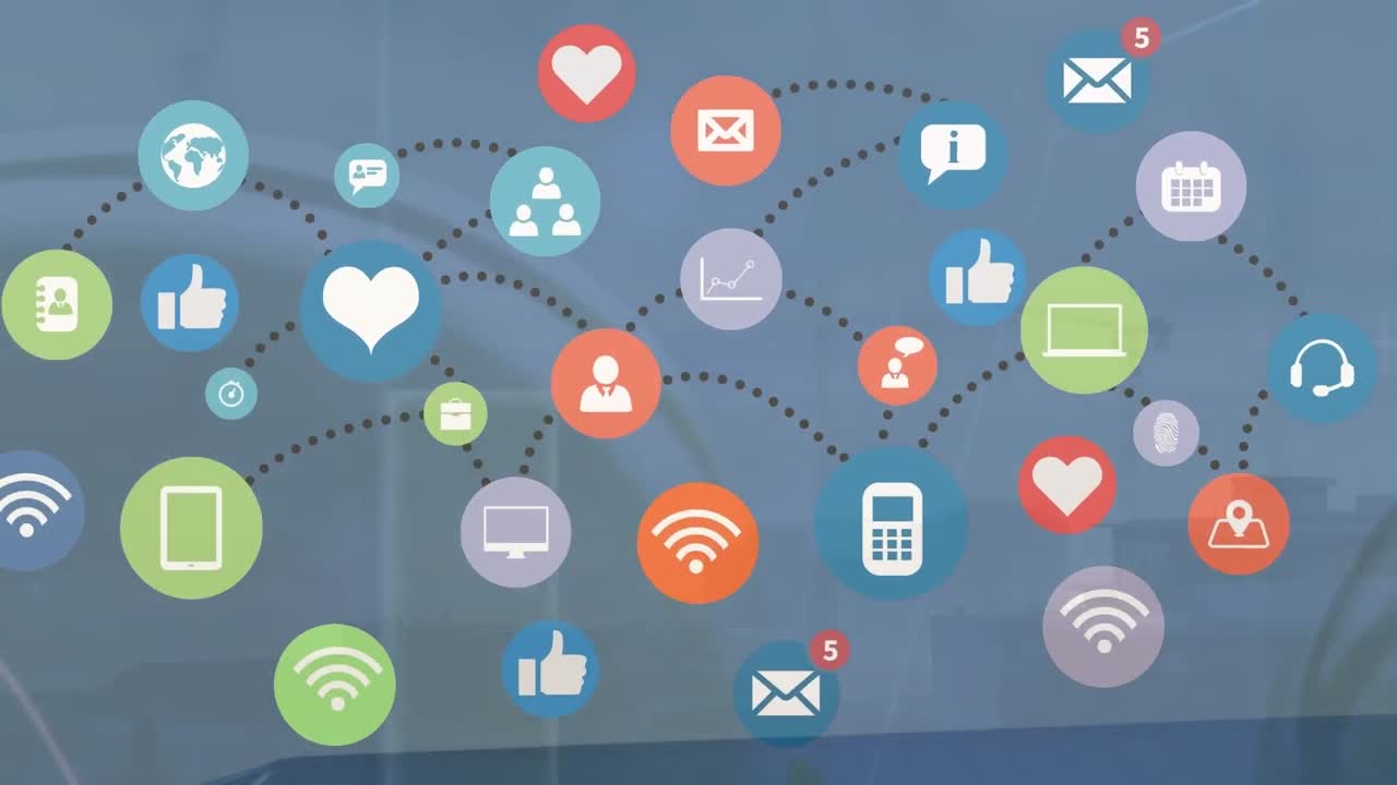 animación de una red de iconos digitales y procesamiento de datos frente a una vista aérea del paisaje urbano