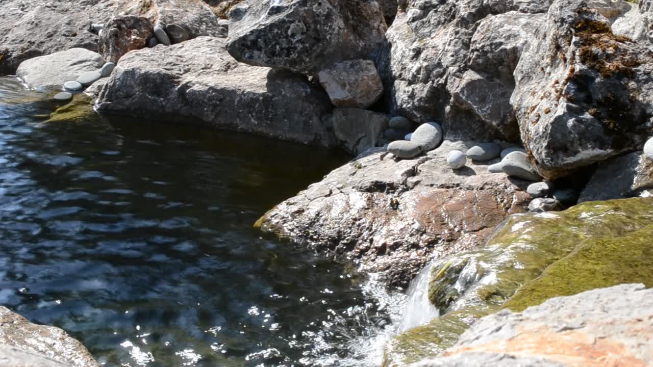 Cascate, torrente, fiume di montagna