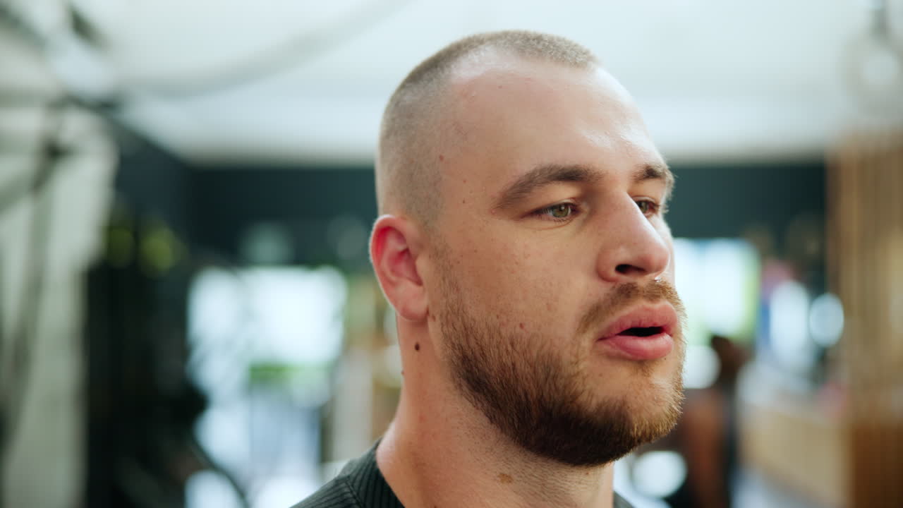 hombre usando inhalador en el gimnasio