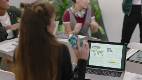 jóvenes empresarios que se reúnen haciendo una lluvia de ideas líder de equipo hispano hombre que presenta datos del proyecto en la pizarra enseñando a los estudiantes que colaboran en diversas presentaciones de oficina