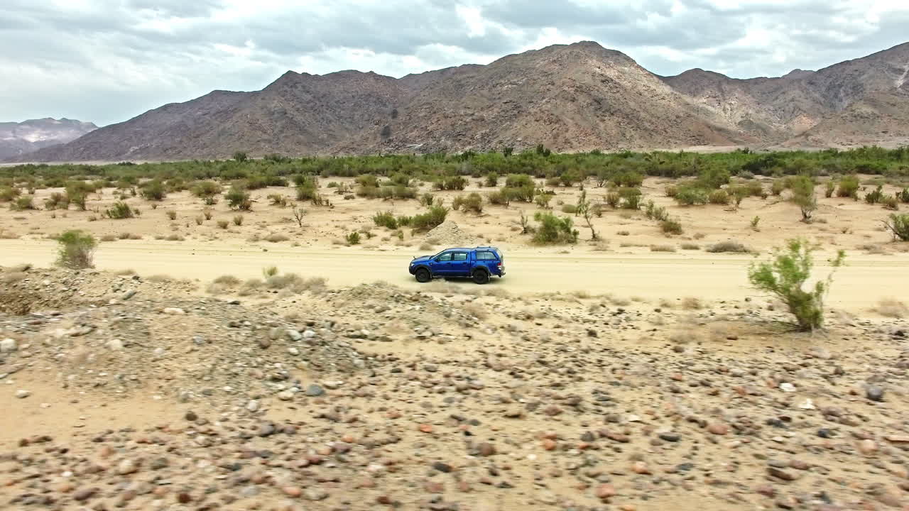 사막의 풍경을 통해 새로운 경로를 찾는 것입니다.