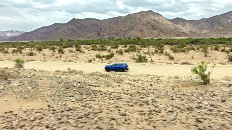 encontrando nuevas rutas a través del paisaje desértico