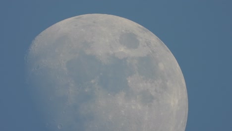 Hermosa-Luna-cielo-azul.