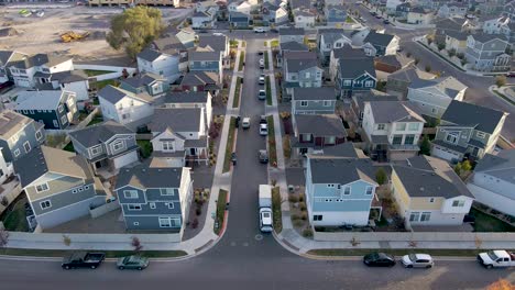 Die-Schönen-Häuser-Im-Angenehmen-Grove,-Stadt-In-Utah-Bei-Sonnenaufgang---Luftaufnahme