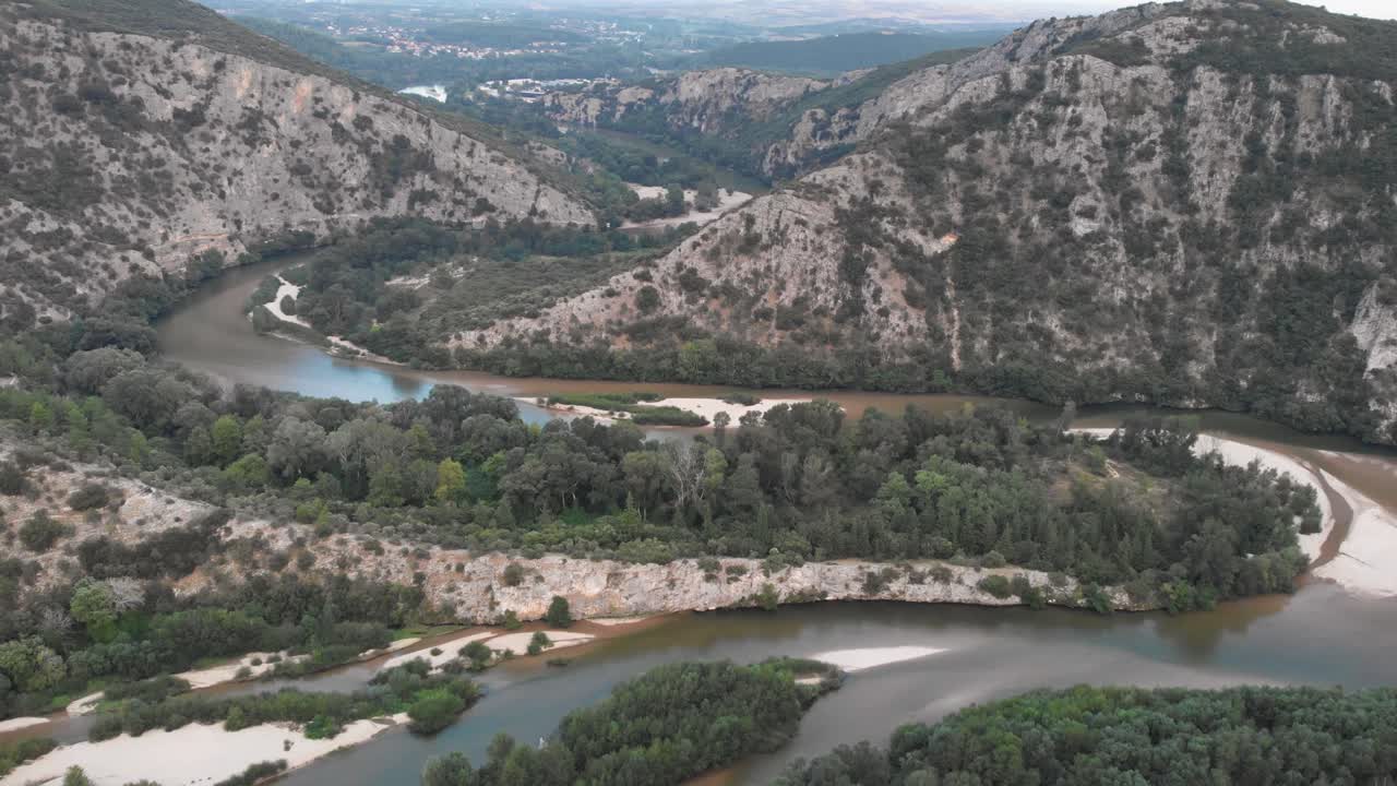 video de drones volando sobre nestos winding river grecia summer day wide shot