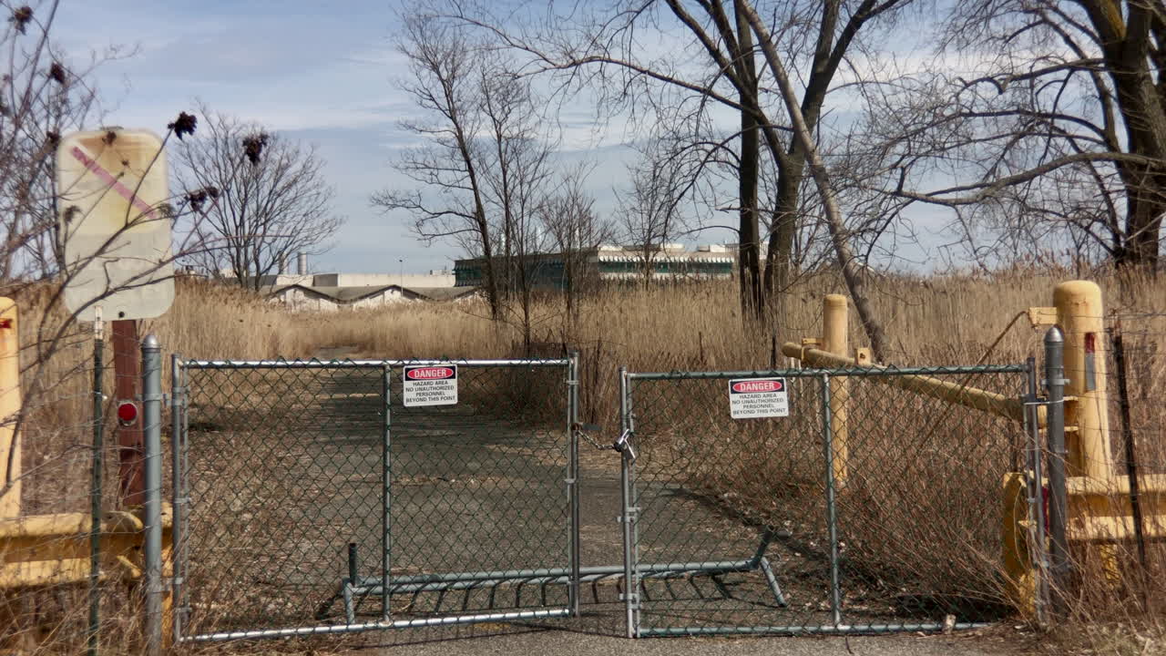 надпись, размещенная службой национальных парков с перечнем различных экологических преступлений