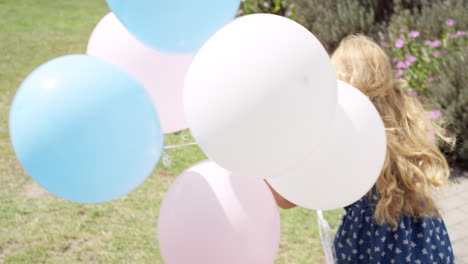 Niña-Rubia-Corriendo-Con-Globos-En-Cámara-Lenta