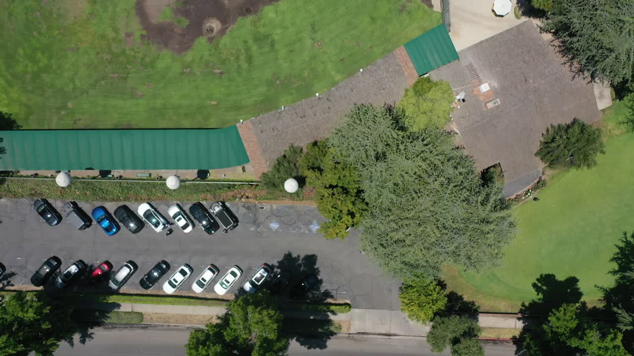vista aerea del parcheggio del complesso sportivo